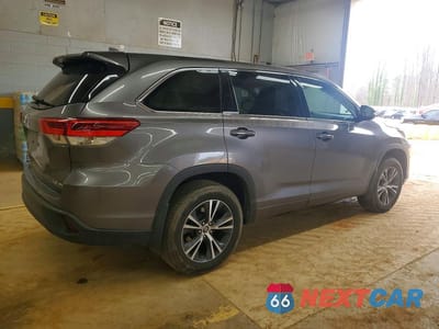 Trzecie zdjęcie samochodu z tyłu: 2018 TOYOTA HIGHLANDER LE PLUS VIN:5TDBZRFH2JS908688 - miniatura