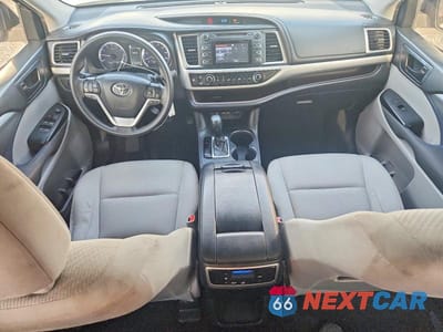 Zdjęcie 8 z 12 samochodu: 2019 TOYOTA HIGHLANDER LE VIN:5TDZZRFH8KS292429 - miniatura