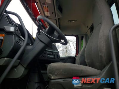 Zdjęcie 6 z 10 samochodu: 2020 VOLVO VNR SEMI TRUCK VIN:4V4WC9EG8LN239335 - miniatura