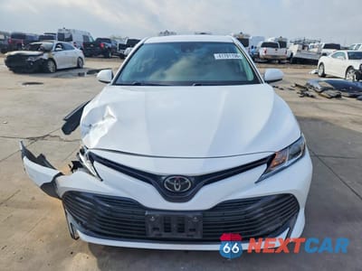 Piąte zdjęcie samochodu w środku: 2020 TOYOTA CAMRY LE VIN:4T1C11AK5LU902524 - miniatura