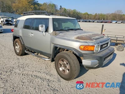 Czwarte zdjęcie samochodu z boku: 2010 TOYOTA FJ CRUISER BASE VIN:JTEBU4BF8AK075309 - miniatura