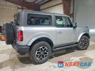 Trzecie zdjęcie samochodu z tyłu: 2023 FORD BRONCO BASE VIN:1FMDE5CP5PLB21572 - miniatura