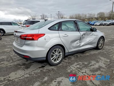 Trzecie zdjęcie samochodu z tyłu: 2016 FORD FOCUS SE VIN:1FADP3F24GL268636 - miniatura