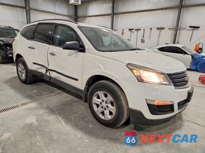 Czwarte zdjęcie samochodu z boku: 2015 CHEVROLET TRAVERSE LS VIN:1GNKRFED7FJ248379 - miniatura