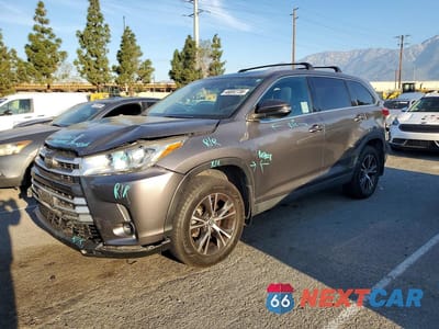 2019 TOYOTA HIGHLANDER LE 5TDBZRFH4KS977478 - główne zdjęcie licytacji z USA - miniatura