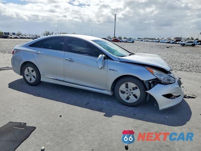 Czwarte zdjęcie samochodu z boku: 2012 HYUNDAI SONATA HYBRID BASE VIN:KMHEC4A41CA035890 - miniatura