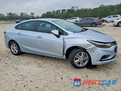 Czwarte zdjęcie samochodu z boku: 2018 CHEVROLET CRUZE LT VIN:1G1BE5SM7J7108298 - miniatura