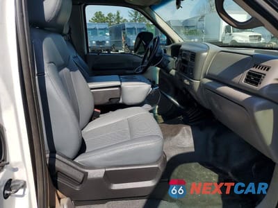 Piąte zdjęcie samochodu w środku: 2001 FORD F350 SUPER DUTY UTILITY / SERVICE TRUCK VIN:1FDWX36F61EA58942 - miniatura