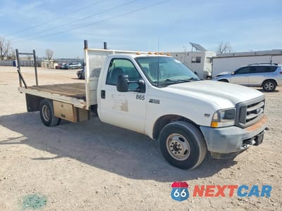 Czwarte zdjęcie samochodu z boku: 2002 FORD F350 SUPER DUTY FLATBED TRUCK VIN:1FDWF36S92EA29503 - miniatura