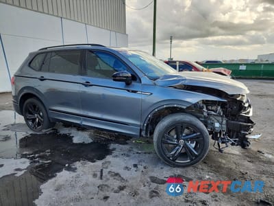Czwarte zdjęcie samochodu z boku: 2023 VOLKSWAGEN TIGUAN SE R-LINE BLACK VIN:3VVCB7AX3PM038553 - miniatura