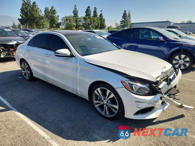 Czwarte zdjęcie samochodu z boku: 2016 MERCEDES-BENZ C 300 VIN:55SWF4JB7GU103118 - miniatura