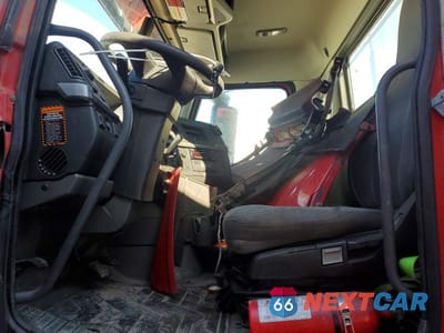 Piąte zdjęcie samochodu w środku: 2020 VOLVO VNR SEMI TRUCK VIN:4V4WC9EG5LN225375 - miniatura