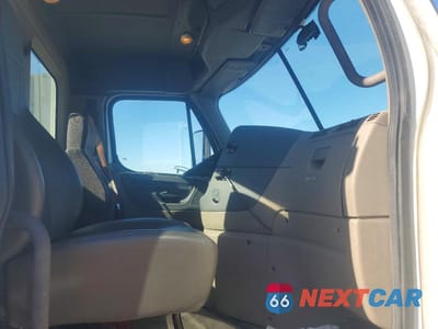 Piąte zdjęcie samochodu w środku: 2016 FREIGHTLINER CASCADIA 125 SEMI TRUCK VIN:1FUBGEDV9GLHC5703 - miniatura