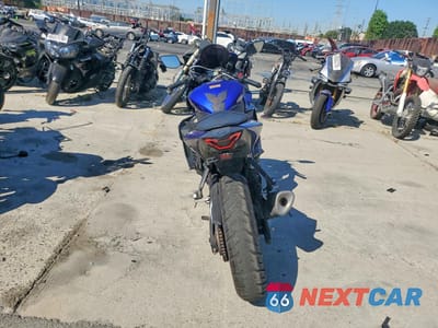 Czwarte zdjęcie samochodu z boku: 2024 YAMAHA YZFR3 VIN:MH3RH18Y4RK015023 - miniatura