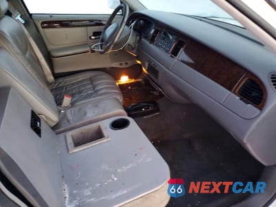 Zdjęcie 8 z 13 samochodu: 1998 LINCOLN TOWN CAR LIMOUSINE VIN:1L1LM81W1WY603839 - miniatura