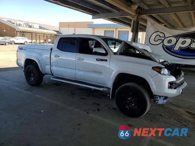 Czwarte zdjęcie samochodu z boku: 2016 TOYOTA TACOMA TRD SPORT VIN:3TMBZ5DN3GM004276 - miniatura