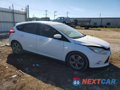Czwarte zdjęcie samochodu z boku: 2014 FORD FOCUS SE VIN:1FADP3K27EL305245 - miniatura