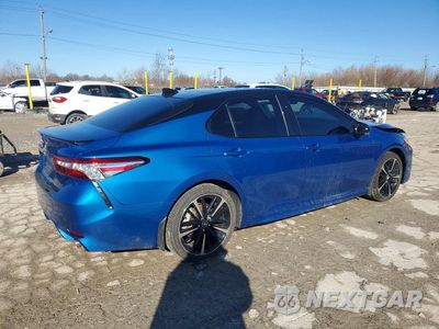 Trzecie zdjęcie samochodu z tyłu: 2020 TOYOTA CAMRY XSE VIN:4T1K61AK9LU330810 - miniatura
