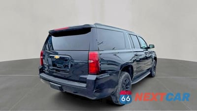 Czwarte zdjęcie samochodu z boku: 2019 CHEVROLET SUBURBAN K1500 LT VIN:1GNSKHKC2KR230329 - miniatura