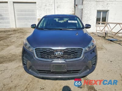 Piąte zdjęcie samochodu w środku: 2019 KIA SORENTO LX VIN:5XYPG4A3XKG509455 - miniatura