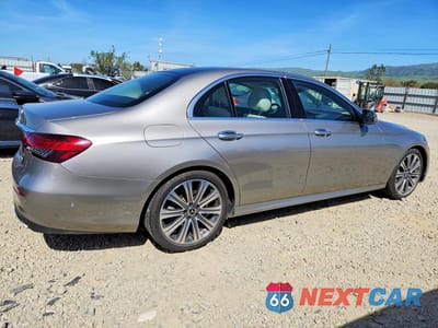 Trzecie zdjęcie samochodu z tyłu: 2021 MERCEDES-BENZ E 350 VIN:W1KZF8DB6MA924786 - miniatura