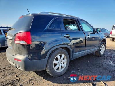 Trzecie zdjęcie samochodu z tyłu: 2013 KIA SORENTO LX VIN:5XYKT4A27DG377710 - miniatura