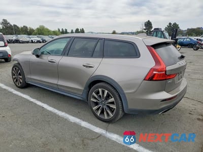 Drugie zdjęcie samochodu z przodu: 2021 VOLVO V60 CROSS COUNTRY T5 MOMENTUM VIN:YV4102WK4M1067822 - miniatura