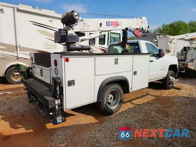 Trzecie zdjęcie samochodu z tyłu: 2017 CHEVROLET SILVERADO UTILITY / SERVICE TRUCK VIN:1GB3KYCG5HZ311515 - miniatura