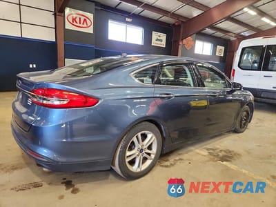 Trzecie zdjęcie samochodu z tyłu: 2018 FORD FUSION SE VIN:3FA6P0HD0JR189186 - miniatura