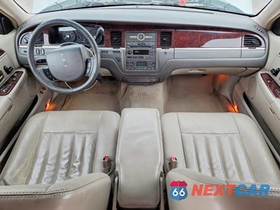 Zdjęcie 8 z 12 samochodu: 2007 LINCOLN TOWN CAR VIN:1LNHM81V17Y628981 - miniatura