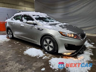 Czwarte zdjęcie samochodu z boku: 2013 KIA OPTIMA HYBRID LX VIN:KNAGM4AD7D5046085 - miniatura