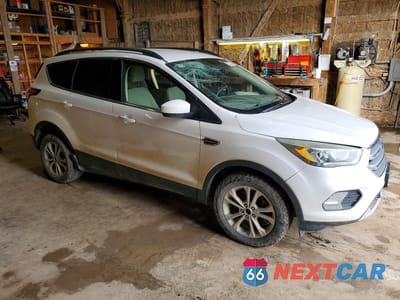Czwarte zdjęcie samochodu z boku: 2017 FORD ESCAPE SE VIN:1FMCU9G96HUA23082 - miniatura