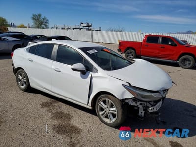 Czwarte zdjęcie samochodu z boku: 2018 CHEVROLET CRUZE LT VIN:1G1BE5SM0J7190472 - miniatura