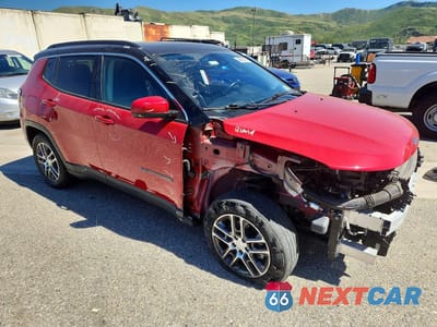Czwarte zdjęcie samochodu z boku: 2020 JEEP COMPASS LATITUDE VIN:3C4NJDBB4LT228213 - miniatura