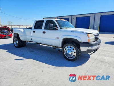 Czwarte zdjęcie samochodu z boku: 2006 CHEVROLET SILVERADO K3500 VIN:1GCJK33226F125598 - miniatura