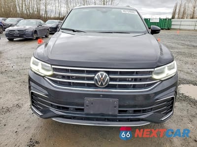 Piąte zdjęcie samochodu w środku: 2024 VOLKSWAGEN TIGUAN SEL R-LINE BLACK VIN:3VV4B7AX9RM135764 - miniatura