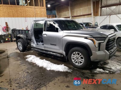 Czwarte zdjęcie samochodu z boku: 2023 TOYOTA TUNDRA SR5 VIN:5TFLA5EC9PX011672 - miniatura