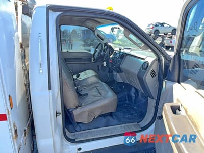 Piąte zdjęcie samochodu w środku: 2010 FORD F550 SUPER DUTY VIN:1FDAF5GR2AEA60124 - miniatura