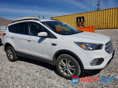 Czwarte zdjęcie samochodu z boku: 2018 FORD ESCAPE SE VIN:1FMCU0GD6JUC35972 - miniatura