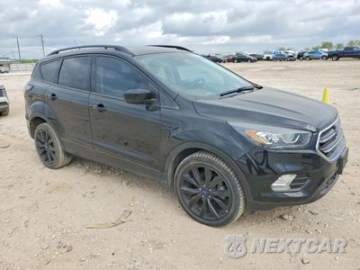 Czwarte zdjęcie samochodu z boku: 2018 FORD ESCAPE SE VIN:1FMCU0GD5JUA37092 - miniatura