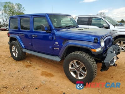 Czwarte zdjęcie samochodu z boku: 2020 JEEP WRANGLER UNLIMITED SAHARA VIN:1C4HJXEN7LW180561 - miniatura
