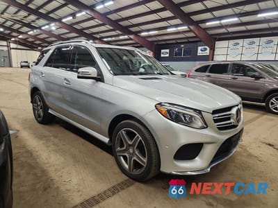 Czwarte zdjęcie samochodu z boku: 2016 MERCEDES-BENZ GLE 400 4MATIC VIN:4JGDA5GB1GA649342 - miniatura