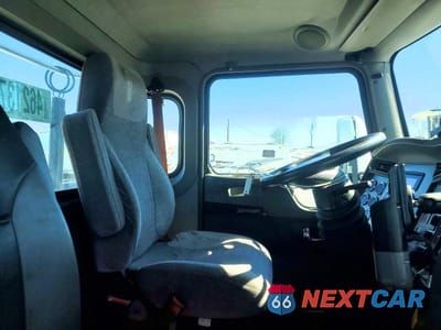 Piąte zdjęcie samochodu w środku: 2015 KENWORTH T330 SEMI TRUCK VIN:2XKHAJ7X8FM462735 - miniatura