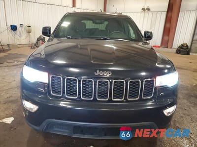 Piąte zdjęcie samochodu w środku: 2018 JEEP GRAND CHEROKEE LAREDO VIN:1C4RJFAG0JC257825 - miniatura