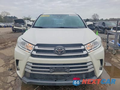 Piąte zdjęcie samochodu w środku: 2018 TOYOTA HIGHLANDER XLE VIN:5TDKZRFH3JS540778 - miniatura