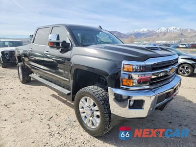 Czwarte zdjęcie samochodu z boku: 2019 CHEVROLET SILVERADO K3500 LTZ VIN:1GC4KXCY4KF134631 - miniatura