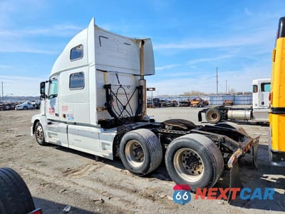 Trzecie zdjęcie samochodu z tyłu: 2003 VOLVO VNL SEMI TRUCK VIN:4V4NC9TJX3N341861 - miniatura