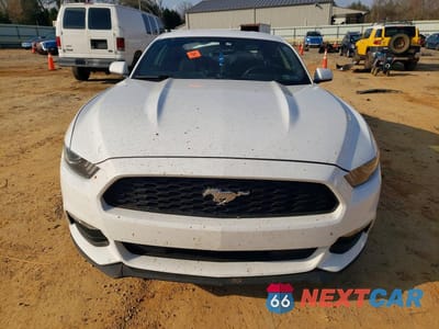 Piąte zdjęcie samochodu w środku: 2017 FORD MUSTANG VIN:1FA6P8AM1H5304724 - miniatura