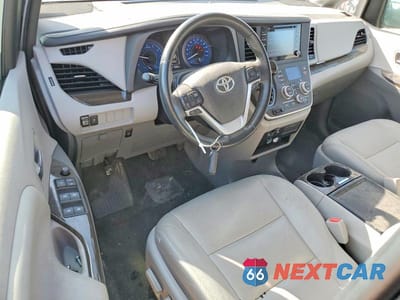 Zdjęcie 8 z 12 samochodu: 2020 TOYOTA SIENNA XLE 8-PASSENGER VIN:5TDYZ3DC5LS070402 - miniatura