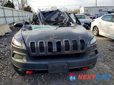 Piąte zdjęcie samochodu w środku: 2017 JEEP CHEROKEE TRAILHAWK VIN:1C4PJMBS0HW538935 - miniatura